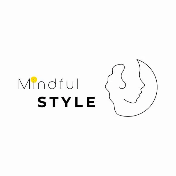 Fashion Logo. Illustrierte Frau mit einem Schriftzug. Die Gestaltung ist sehr weiblich.
