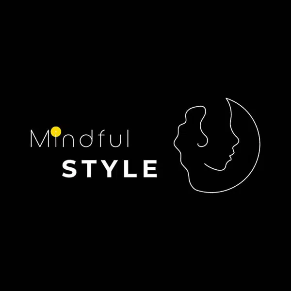 Fashion Logo. Illustrierte Frau mit einem Schriftzug. Die Gestaltung ist sehr weiblich.