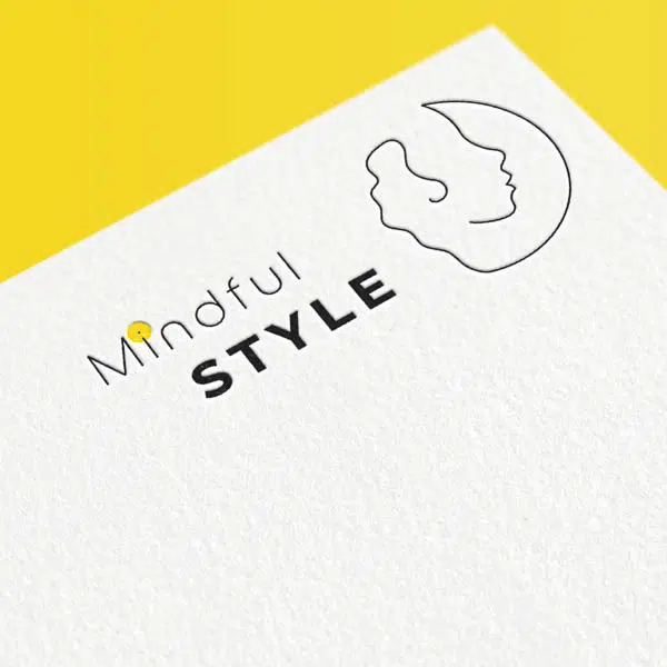 Fashion Logo. Illustrierte Frau mit einem Schriftzug. Die Gestaltung ist sehr weiblich.