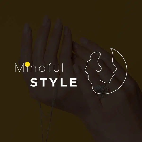 Fashion Logo. Illustrierte Frau mit einem Schriftzug. Die Gestaltung ist sehr weiblich.