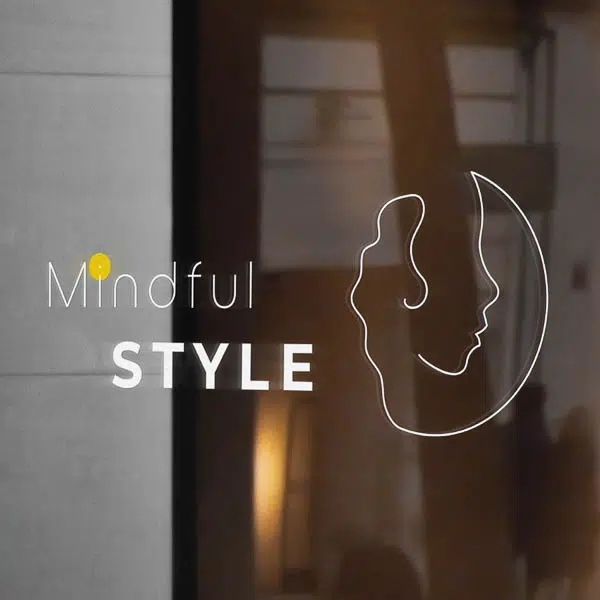 Fashion Logo. Illustrierte Frau mit einem Schriftzug. Die Gestaltung ist sehr weiblich.