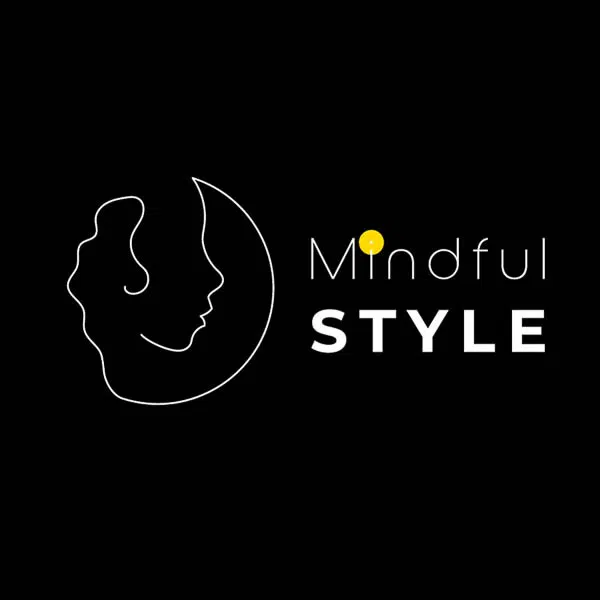 Fashion Logo. Illustrierte Frau mit einem Schriftzug. Die Gestaltung ist sehr weiblich.