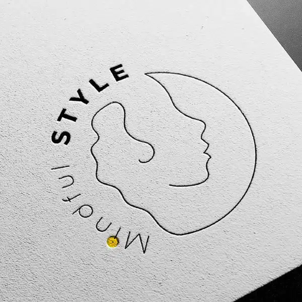 Fashion Logo. Illustrierte Frau mit einem Schriftzug. Die Gestaltung ist sehr weiblich.