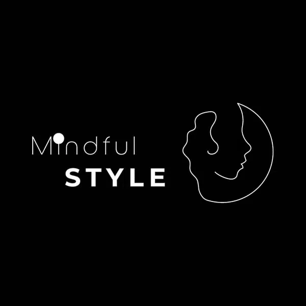 Fashion Logo. Illustrierte Frau mit einem Schriftzug.