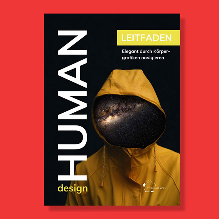 Human Design Online Leitfaden schwarzes Cover auf rotem Hintergrund. Human wird in Großbuchstaben sehr prominent in weiß dargestellt. Das Bild zeigt einen Regenmantel, das Gesicht ist nicht sichtbar.