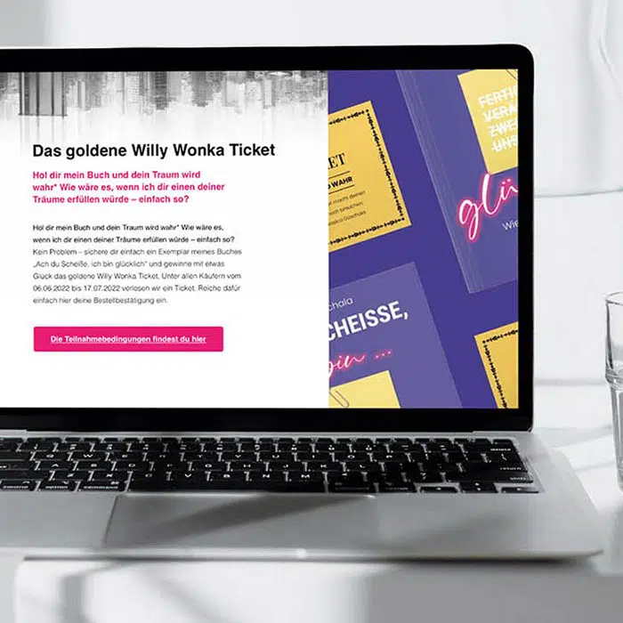 Desktop Version präsentiert im Vordergrund Textseite mit schwarzer und pinker Schrift. Im Hintergrund ist das Layout zu sehen in kobaltblau und gelb gehalten