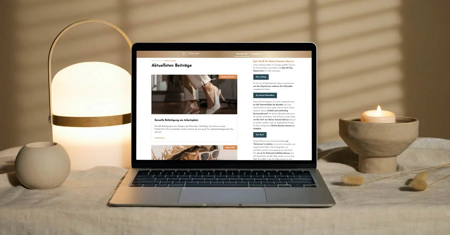 Internetseite die sehr edel und hochwertig wirkt. Neben dem Laptop befinden sich zwei Kerzen.