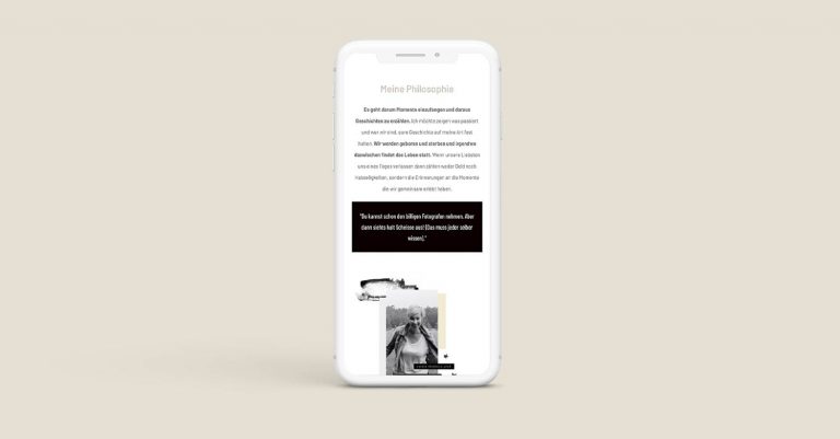 Website auf Handy für Fotografin in Schwarz und Weiß von Jana Köppe Brand Designerin aus Dachau bei München