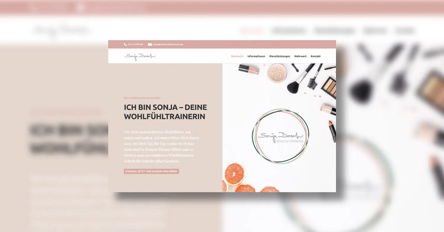 Im Hintergrund weichgezeichneter Ausschnitt eines Layout. Im Vordergrund Layout in sand und weiß. Fotos mit Kosmetikartikeln im oberen rechten Eck und mit orangen im unteren rechten Eck.