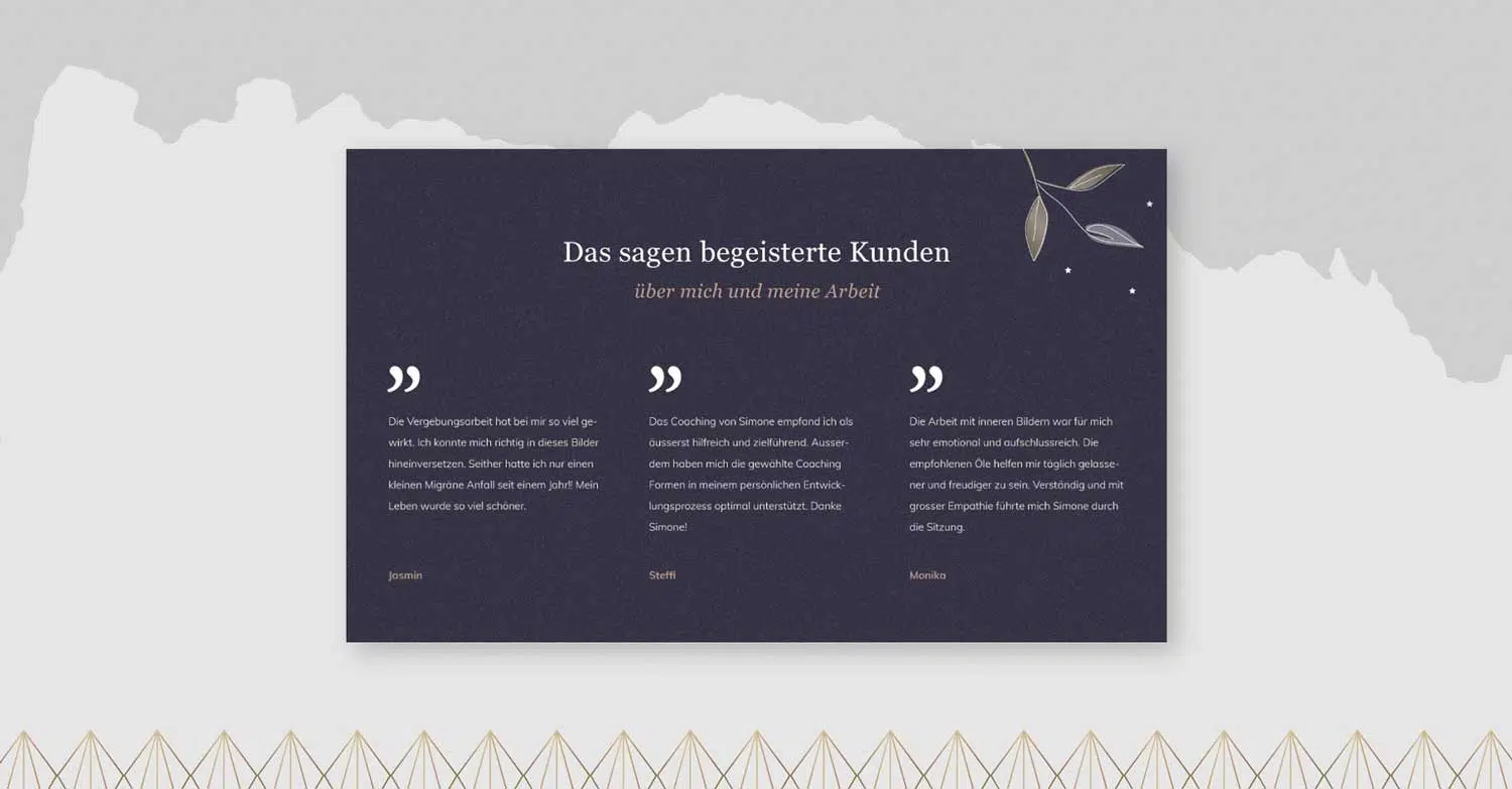 Hintergrund in verlaufenden Grautönen. Am unteren Rand goldfarbene Pyramiden. Im Vordergrund Rechteck mit Text in weiß und Blumenranke im rechten oberen Eck