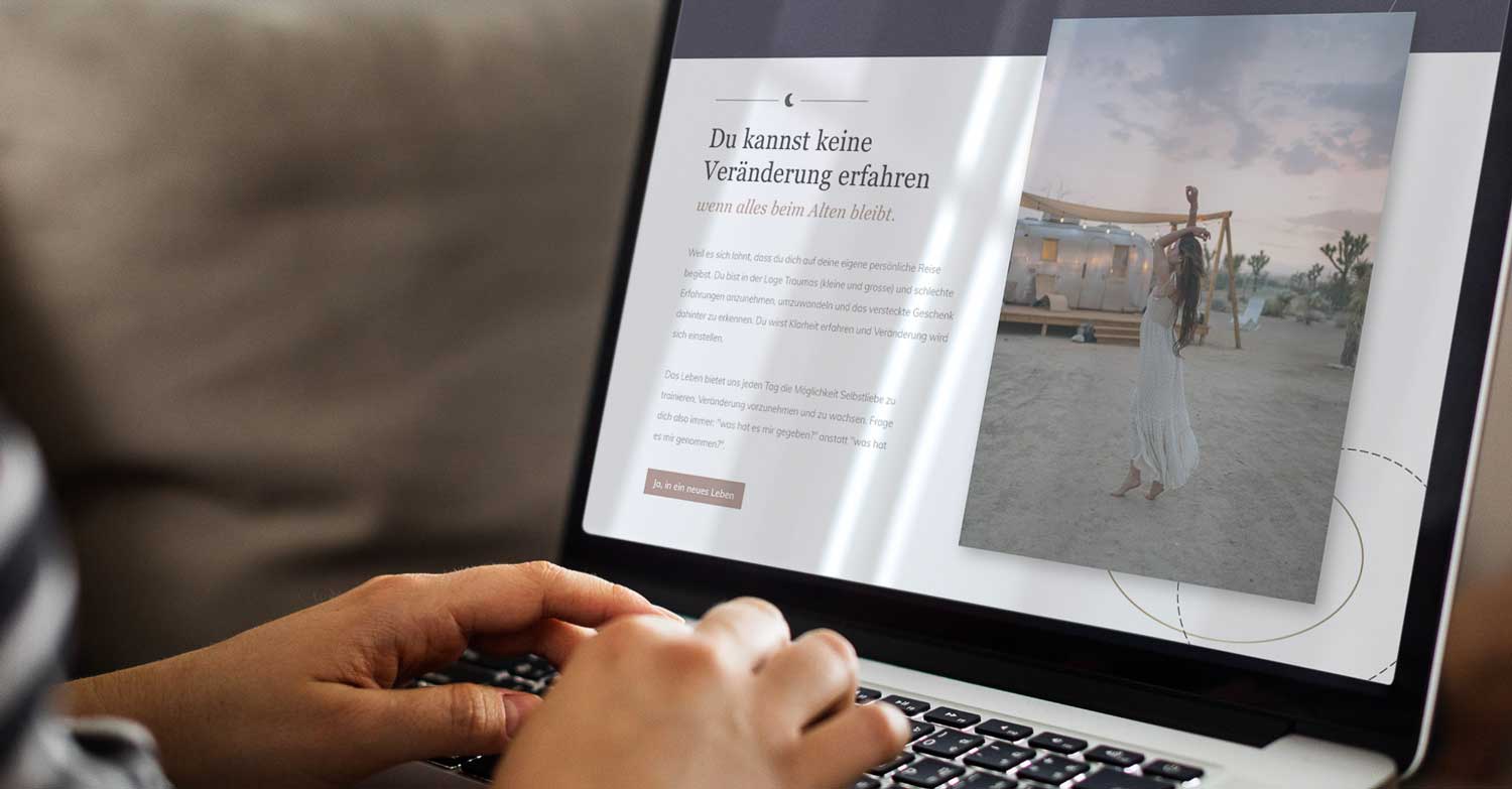 Person am Laptop, die eine Seite bearbeitet. Linke Seite zeigt Text, die rechte Seite ein Bild mit einer tanzenden Frau