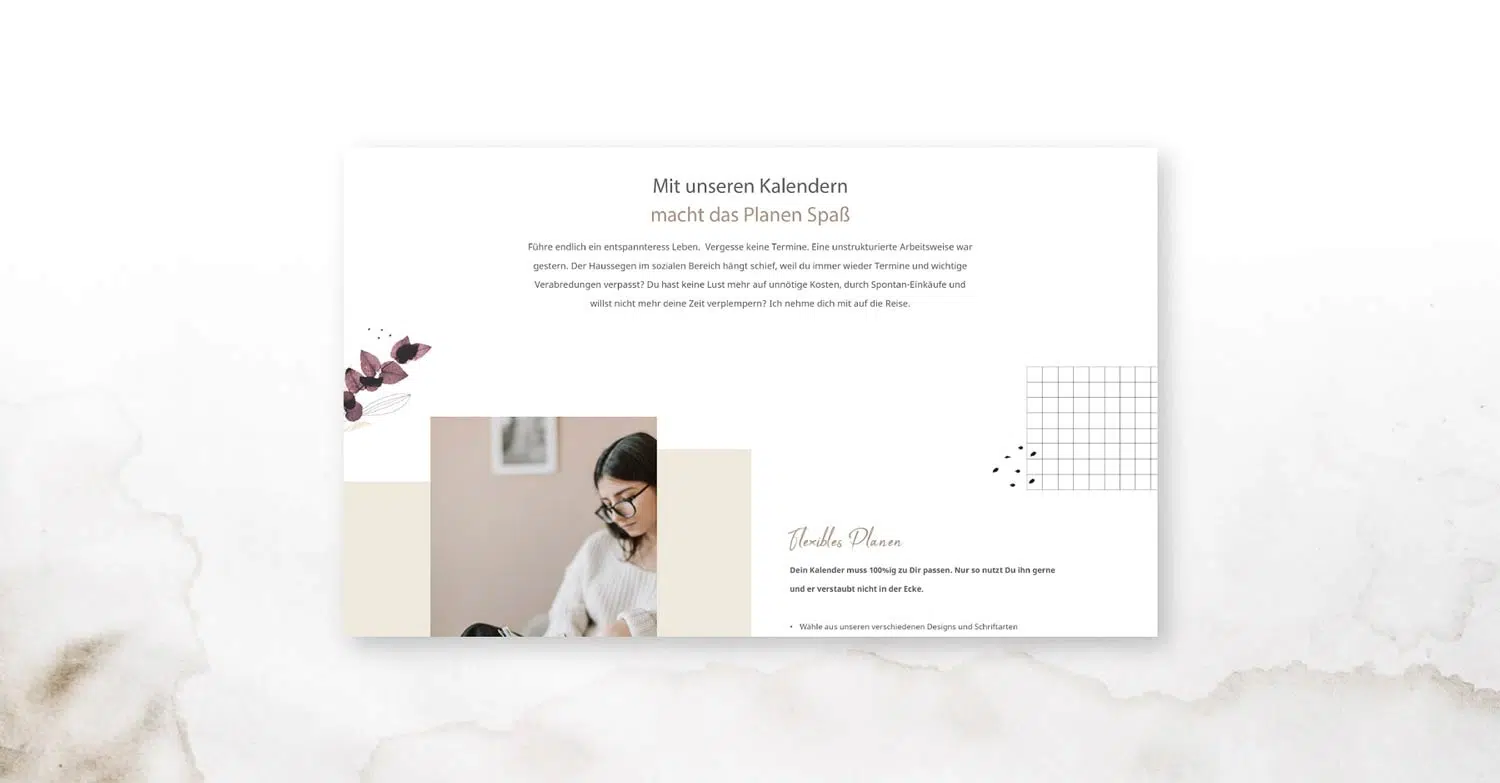 Marmorierter Hintergrund mit einem Seitenlayout in Weiß und verschiedenen Sandtönen gehalten. Bild mit einer Frau im unteren linken Drittel. Wieder ist das Quadrat mit den Karoelementen und die Blumenranke erkennbar