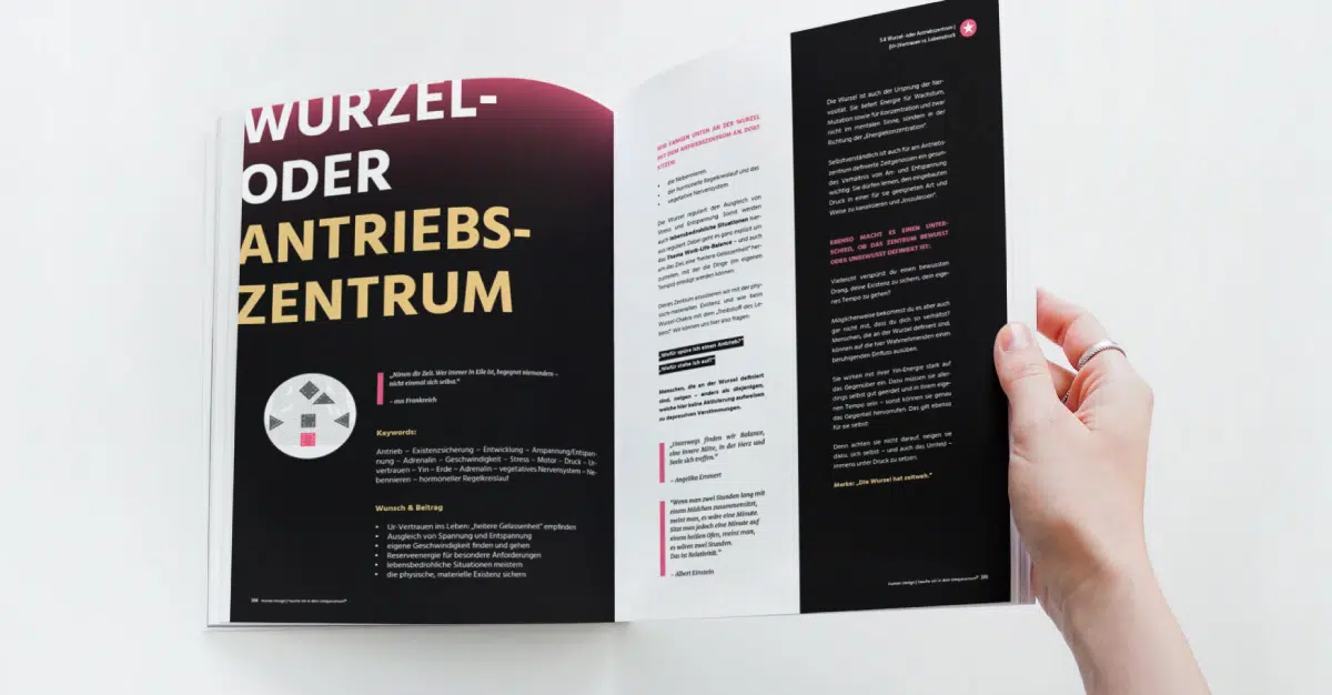 Präsentation eines Buches durch eine Hand, aufgeschlagen, Doppelseite sichtbar in schwarz - weiß mit Textbausteinen