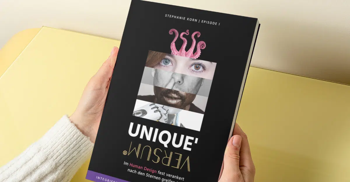 Buch in den Händen einer Person, Cover mit schwarzem Hintergrund und einem Bild mit verschiedenen Ausschnitten