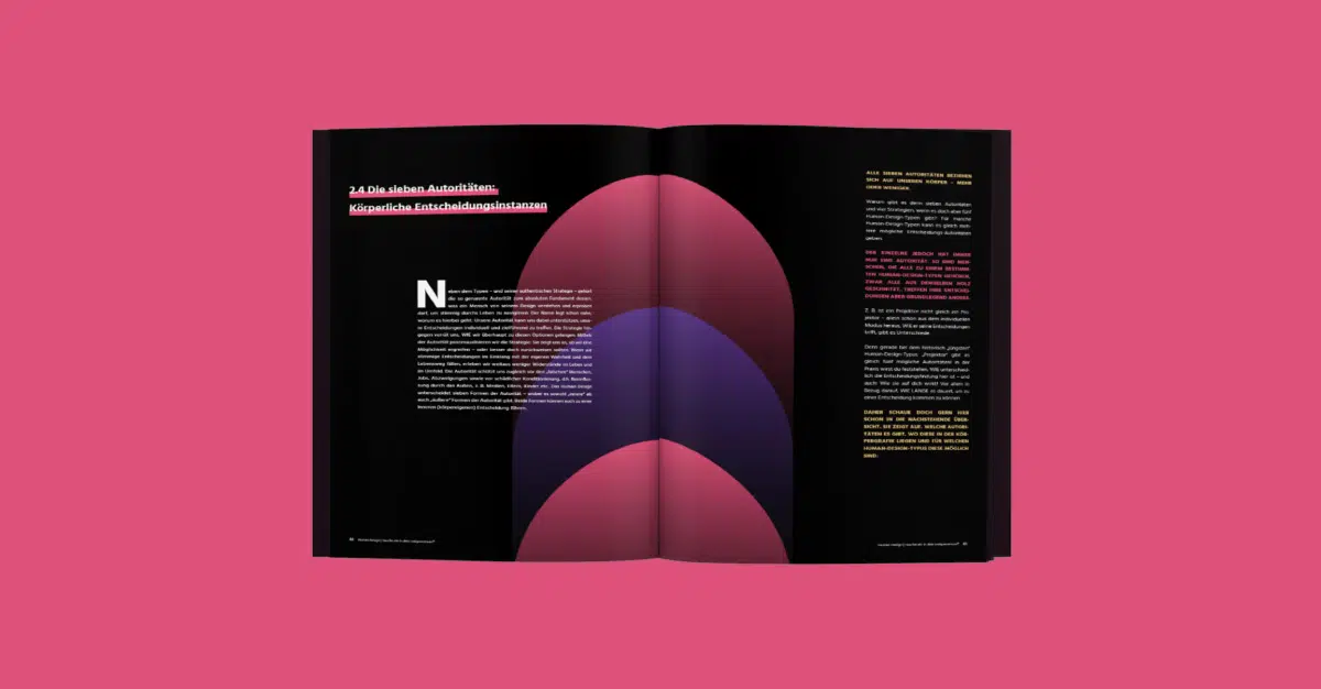 Doppelseite Buch auf magenta Hintergrund. Doppelseite gehalten in schwarz mit graphischen Elementen in magenta und blau. Text in denselben Farben gehalten in einzelnen Textabschnitten