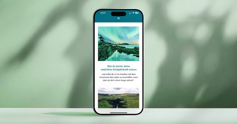 Smartphone mit grüner Personal-Branding-Website und Landschaftsfoto in Smaragdgrün
