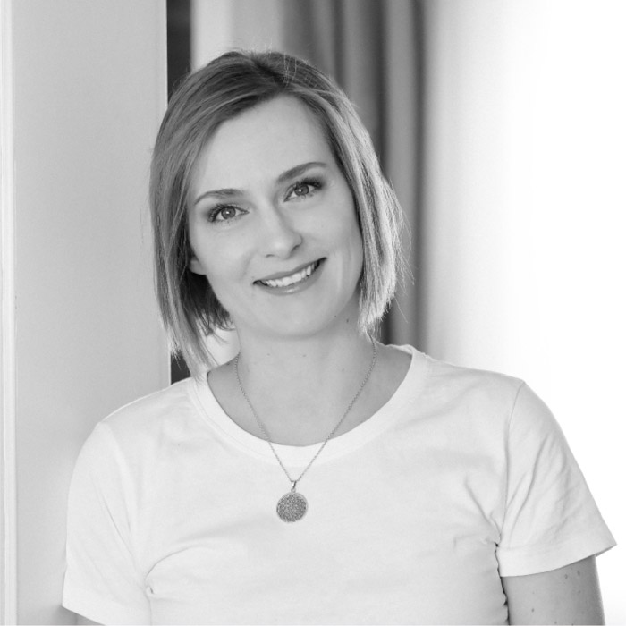 Porträtfoto einer Heilpraktikerin in Weiß — Personal Brand Design von Jana Köppe, Brand Designerin München