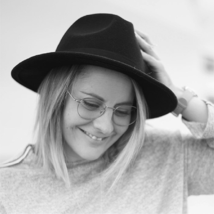 Portrait Frau mit Hut schwarz/weiß Alt: Schwarz-Weiß Portrait einer Coachin mit Hut von Jana Köppe Brand Designerin aus Dachau bei München