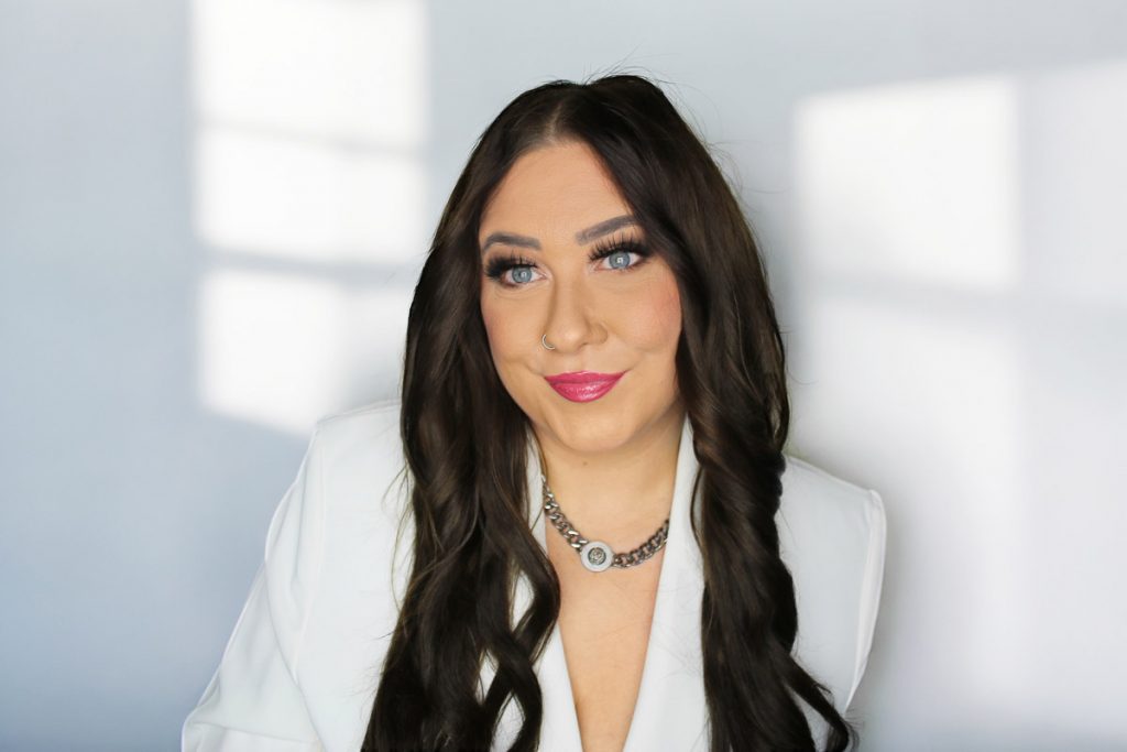 Ein helles edles Bild von Jana Köppe, Brand Designerin für Coaches und Beraterinnen. Sie erstellt Branding und profesionelle Markenauftritte.