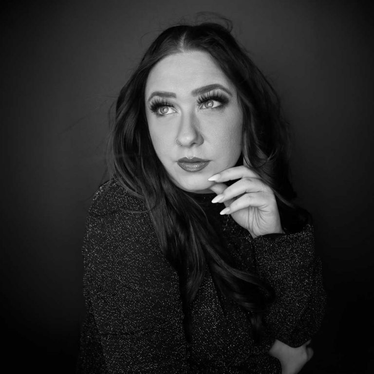 Portrait in Schwarz Weiß von Premium Brand Designerin Jana Köppe