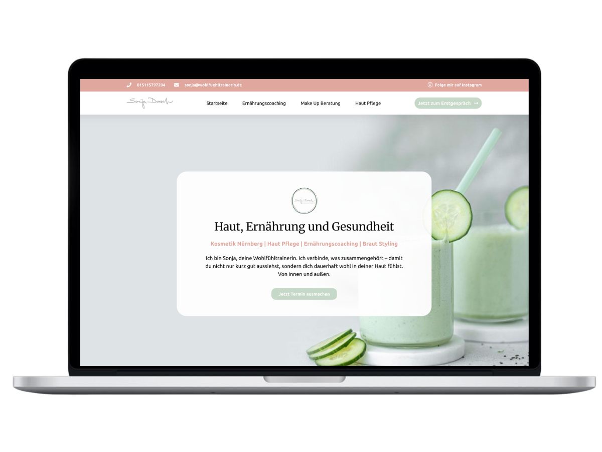 Webdesign für Ernährungsberaterinnen: Homepage-Ausschnitt mit grünem Smoothie und frischen Zutaten